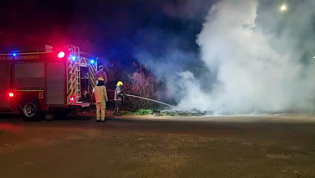 Incêndio em vegetação mobiliza Bombeiros no bairro Santa Cruz, em Cascavel