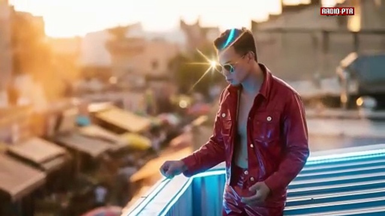 Marcus Schröder - Traktor Dance im Weizenfeld (Offizielles Musikvideo)