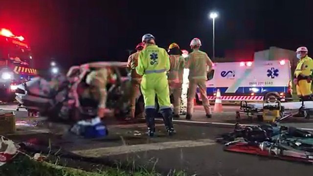 Colisão frontal na BR-277 deixa jovem preso nas ferragens no trevo do Guarujá, em Cascavel