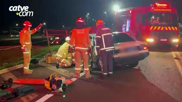 Jovem de 21 anos fica preso às ferragens em acidente grave na BR-277 em Cascavel