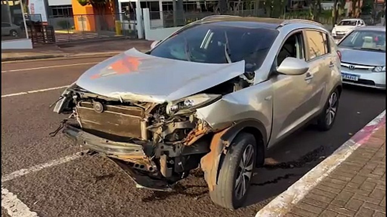 Forte colisão deixa veículos destruídos na Avenida Carlos Gomes