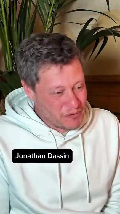 Quand les fils des légendes se retrouvent… (REDIFF) À l’occasion de l’anniversaire de Claude François, retour sur cette rencontre unique entre @jonathandassin et @claudefrancoisjr. Ils partagent souvenirs d’enfance, tournées, et vie aux côtés de papas dev