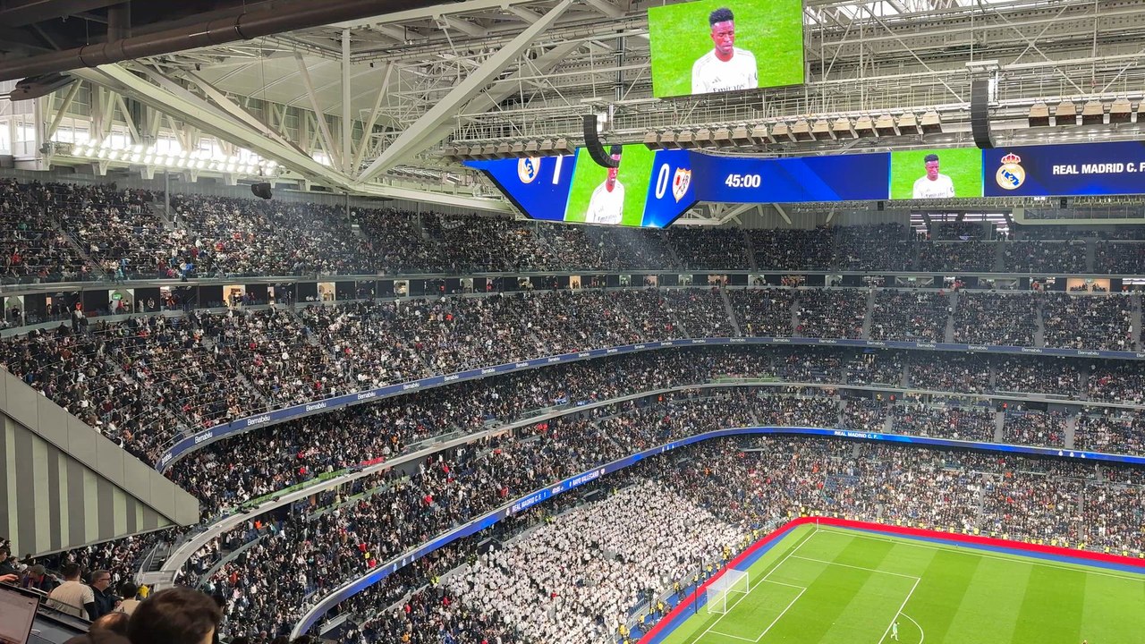PITADA MAYÚSCULA en el BERNABÉU AL DESCANSO pese a vencer al RAYO VALLECANO con GOL de VINICIUS