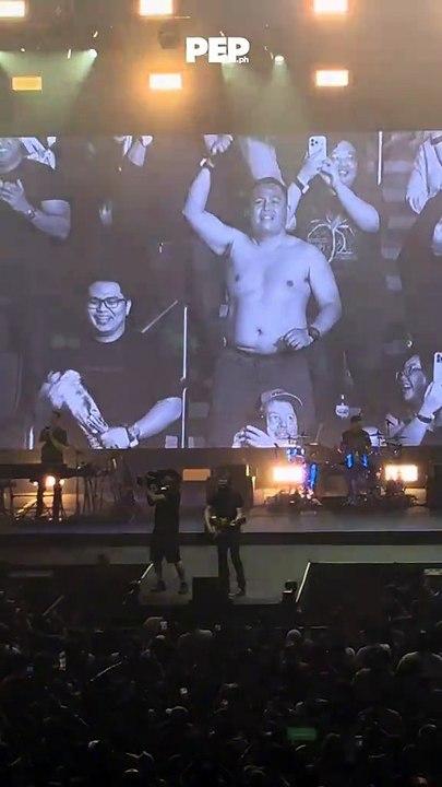 Concert-goers take their shirts off and dance at the Bryan Adams concert | #PEPcoverage