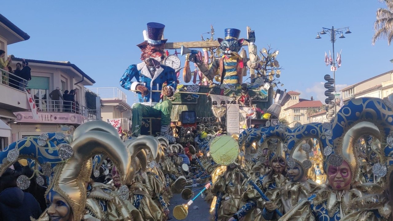 Il sole, la folla, l’allegria: al via il Carnevale di Viareggio 2026