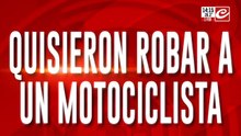Quisieron robarle a un motociclista: una mujer policía hizo volar por el aire a un delincuente