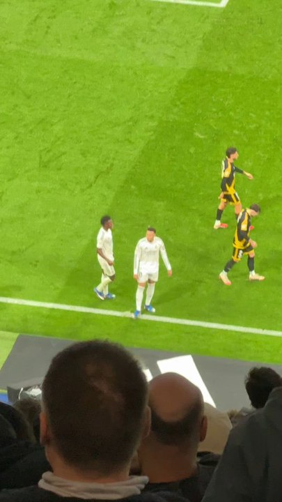 El abrazo de Vinicius y Mbappé tras ganar al Rayo