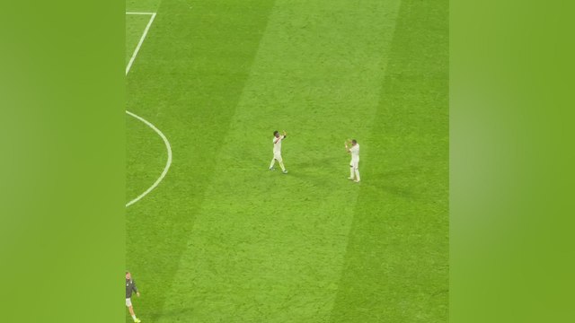 El detalle de Vinicius con la grada: regala su camiseta