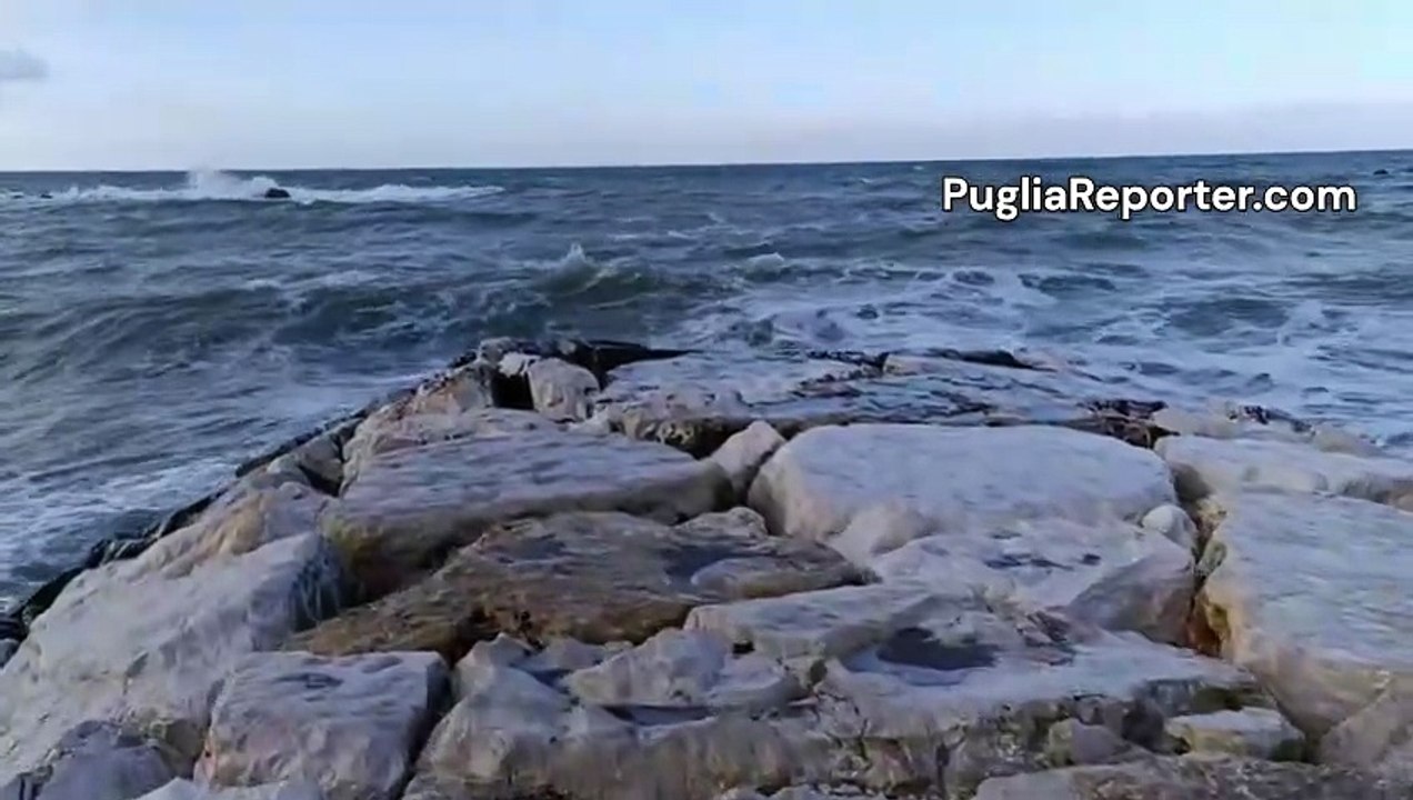 Meteo Puglia, spettacolare mareggiata sulla costa di Bisceglie