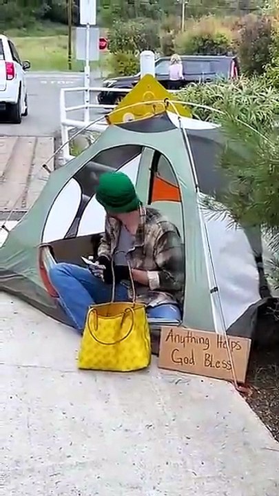 Rich woman blesses Homeless man 🥹 for more people like HER!
