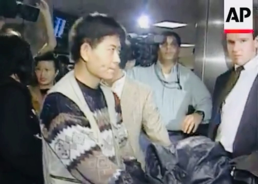 When Bao Ge arrived at Kennedy Airport, he was unexpectedly surrounded and interviewed by a large number of Western mainstream media reporters who had been waiting for a long time. He is usually very low-key, but his reputation precedes him.