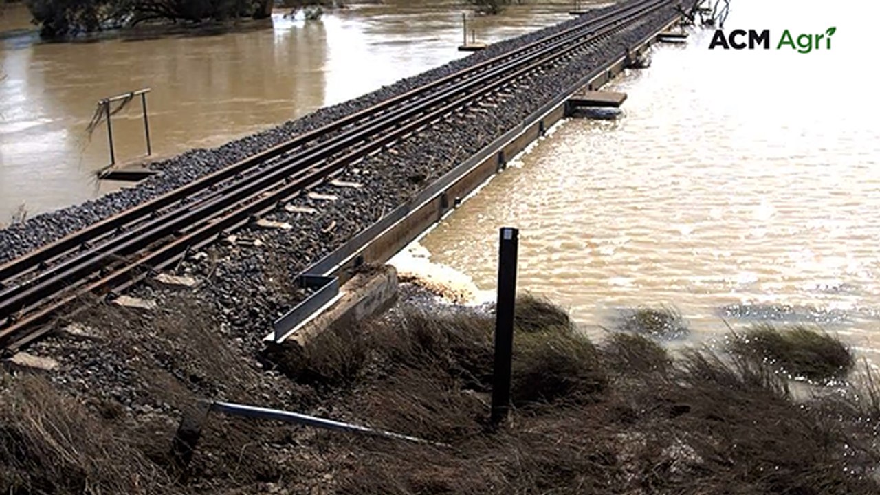 Time-lapse shows floodwaters swamping Mount Isa rail line