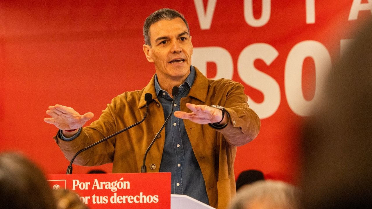 Una mujer trolea el mitin de Pedro Sánchez en Teruel y decenas de militantes aplauden como focas al presidente