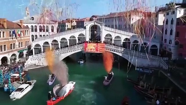 Carnaval de Veneza arranca com desfile de barcos coloridos e alusão aos Jogos Olímpicos de 2026