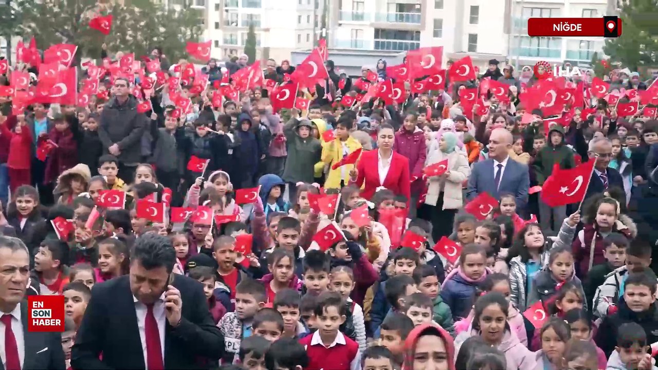 Niğde'de öğrenciler ikinci döneme 'Bayrak Sevgisi' temasıyla başladı