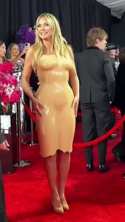 Heidi Klum luce el diseño más imposible en la alfombra roja de los GRAMMYs
