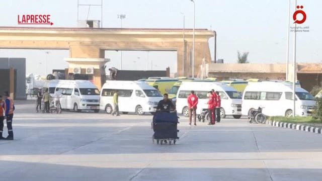 I primi palestinesi di rientro dall'Egitto attendono la riapertura del valico di Rafah