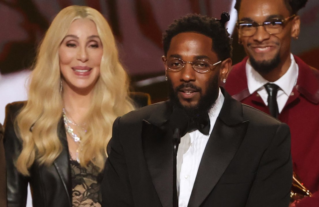 Cher announces wrong winner at the Grammy Awards