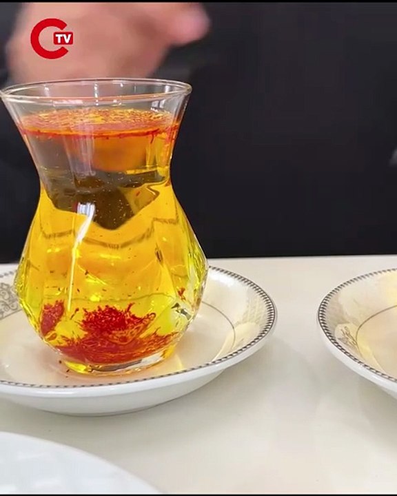 'Boşuna uğraşma' demişlerdi... Dünyanın 'en pahalısını' evinde üretti Şimdi kendi elleriyle topluyor