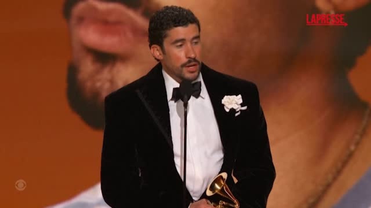 Bad Bunny vince il Grammy e si scaglia contro l'Ice: «Andate via! Non siamo animali, siamo americani»