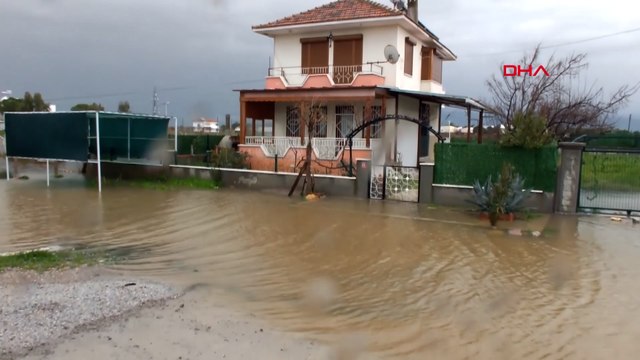 Balıkesir'de sağanak; yazlıkları ve tarım alanlarını su bastı