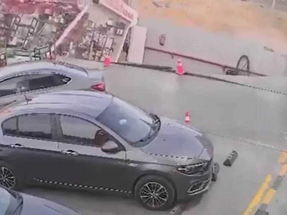 Erdrutsch verschluckt Tankstelle