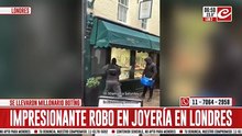 A mazazos limpios: rompieron blindex de una joyería y se llevaron botín millonario frente a la mirada de todos