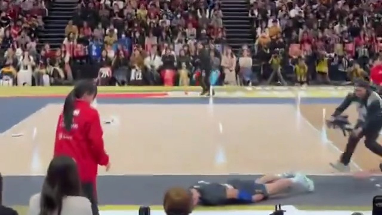 Le volleyeur japonais Yuji Nishida envoie le ballon sur une ramasseuse et s’excuse avec un dogeza en glissade