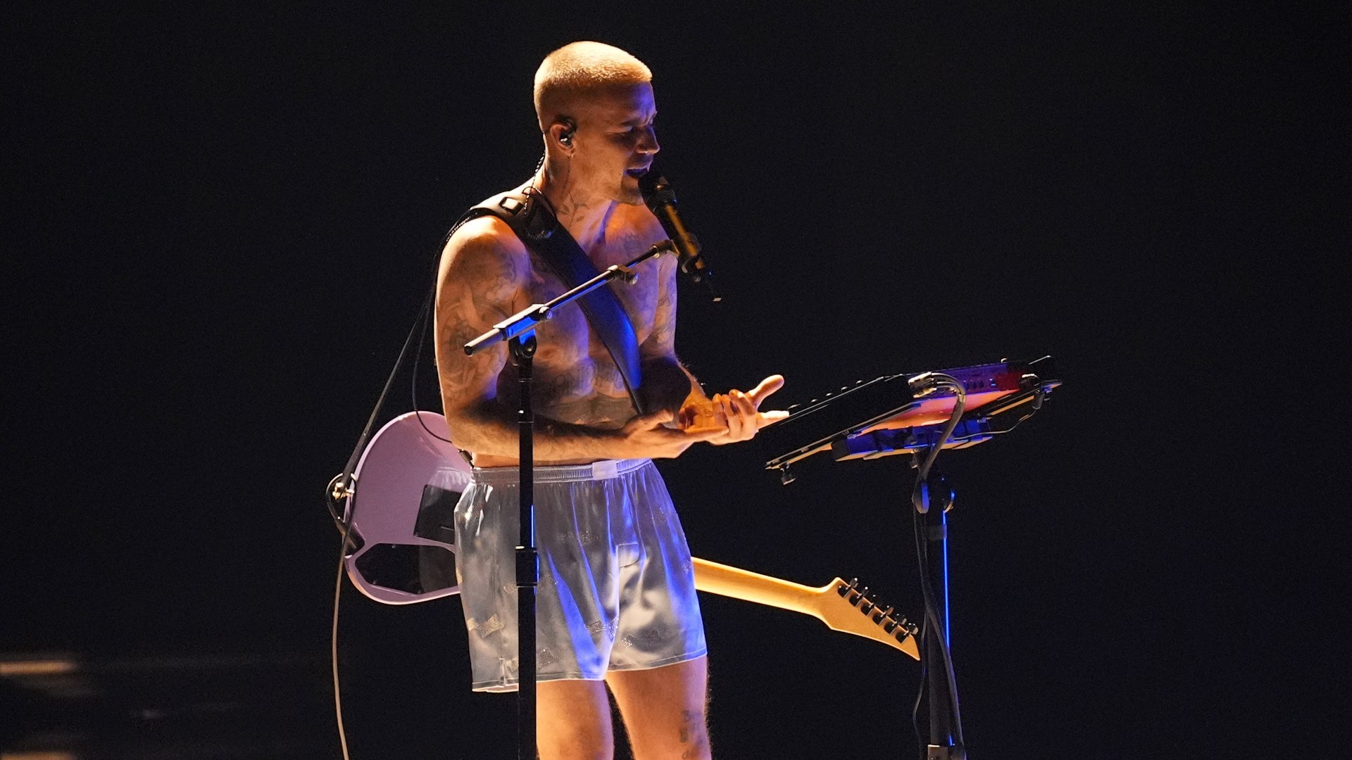 En la �ltima edici�n de los Grammy, Justin Bieber volvi� a ser el centro de todas las miradas gracias a una actuaci�n que combin� m�sica y marketing. Durante la interpretaci�n de su tema Yukon, perteneciente a su reciente �lbum Swag, el cantante pas� de su elegante traje de chaqueta a cantar en calzoncillos morados sobre el escenario.

Este gesto, que podr�a parecer una simple provocaci�n, es en realidad parte de una estrategia publicitaria bien calculada. Los calzoncillos que Bieber mostr� pertenecen a su propia marca de ropa, Skylrk, y el artista los utiliz� para generar atenci�n medi�tica y promocionar su l�nea de moda entre sus millones de seguidores.

La actuaci�n se convirti� en uno de los momentos m�s comentados de la noche, demostrando c�mo la m�sica y el marketing pueden fusionarse en un espect�culo en vivo. En redes sociales, los fan�ticos no tardaron en reaccionar, compartiendo im�genes y memes del momento, mientras que la marca Skylrk recibi� un impulso considerable en visibilidad y ventas.

Con esta maniobra, Justin Bieber confirma que no solo domina el escenario musical, sino tambi�n el arte de convertir cada aparici�n p�blica en un impacto medi�tico global.