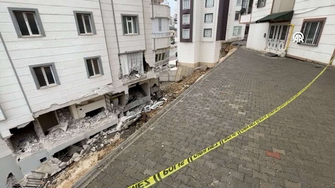 İstinat duvarı yıkılan binanın yanındaki apartman da boşaltıldı