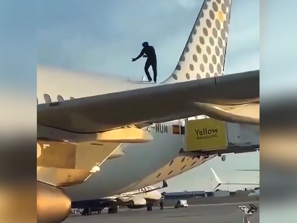 Mann randaliert auf Flugzeugdach