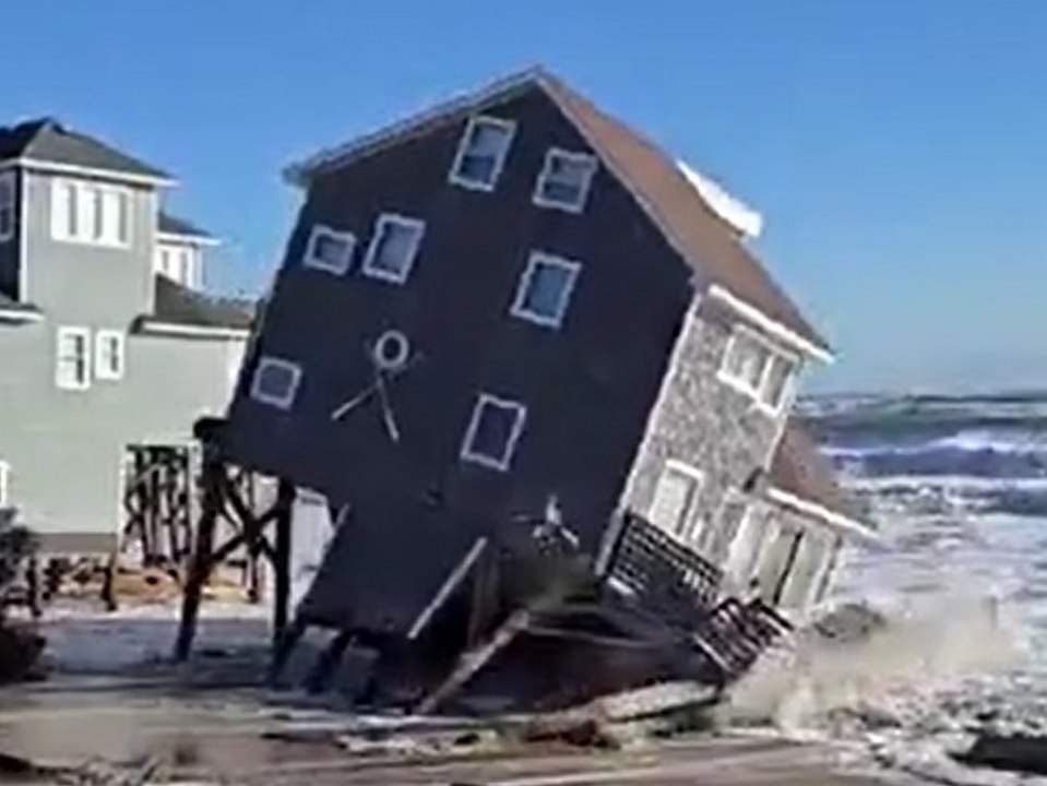 Bombenzyklon: Häuser stürzen ins Meer und treiben davon
