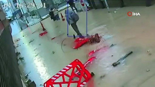 İzmir’de Skandal İhmal! Güvenlik Önlemi Alınmayan Çukurda Vatandaş Ölümden Döndü
