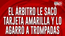 Se enojó con una sanción del árbitro y lo molió a golpes en pleno partido