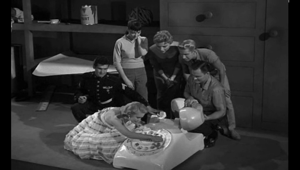 Easter Eggs To Super Mario Bros. Via Attack Of The Puppet People ('58)? Giant Land & Rick Moranis