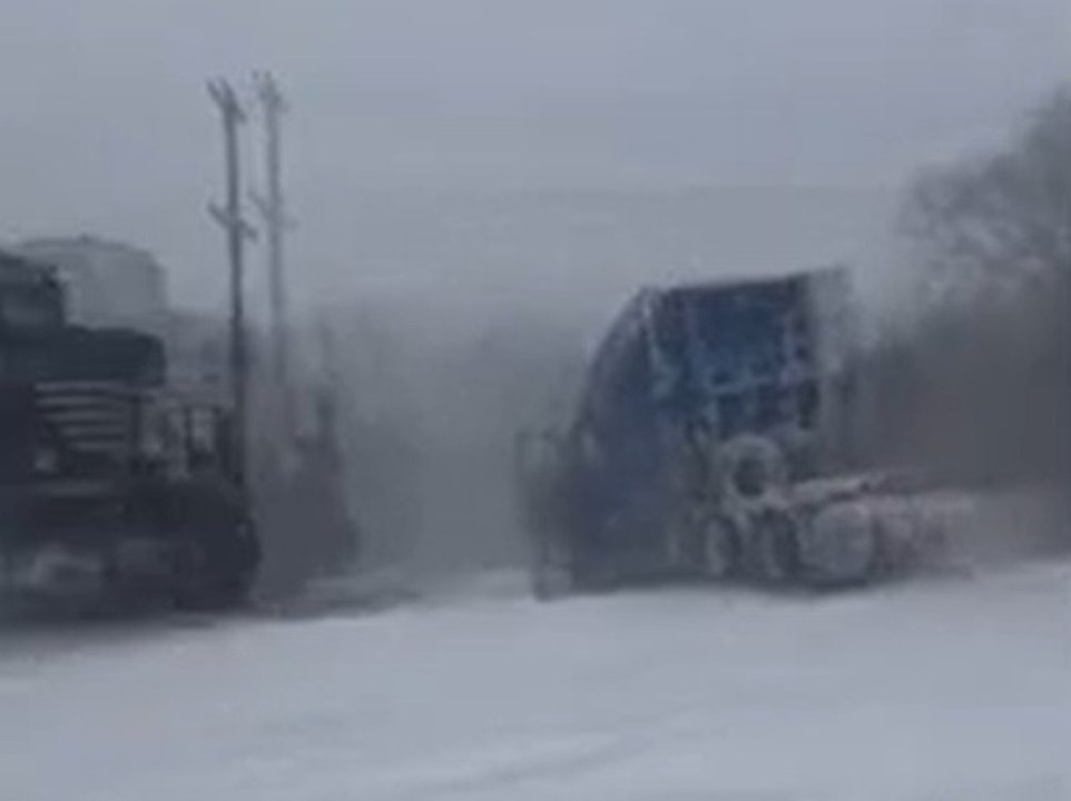 LKW steckt auf Bahngleis fest und wird von Güterzug erwischt