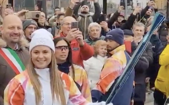 La fiamma olimpica passa da Alzano Lombardo: la commozione della campionessa Michela Moioli