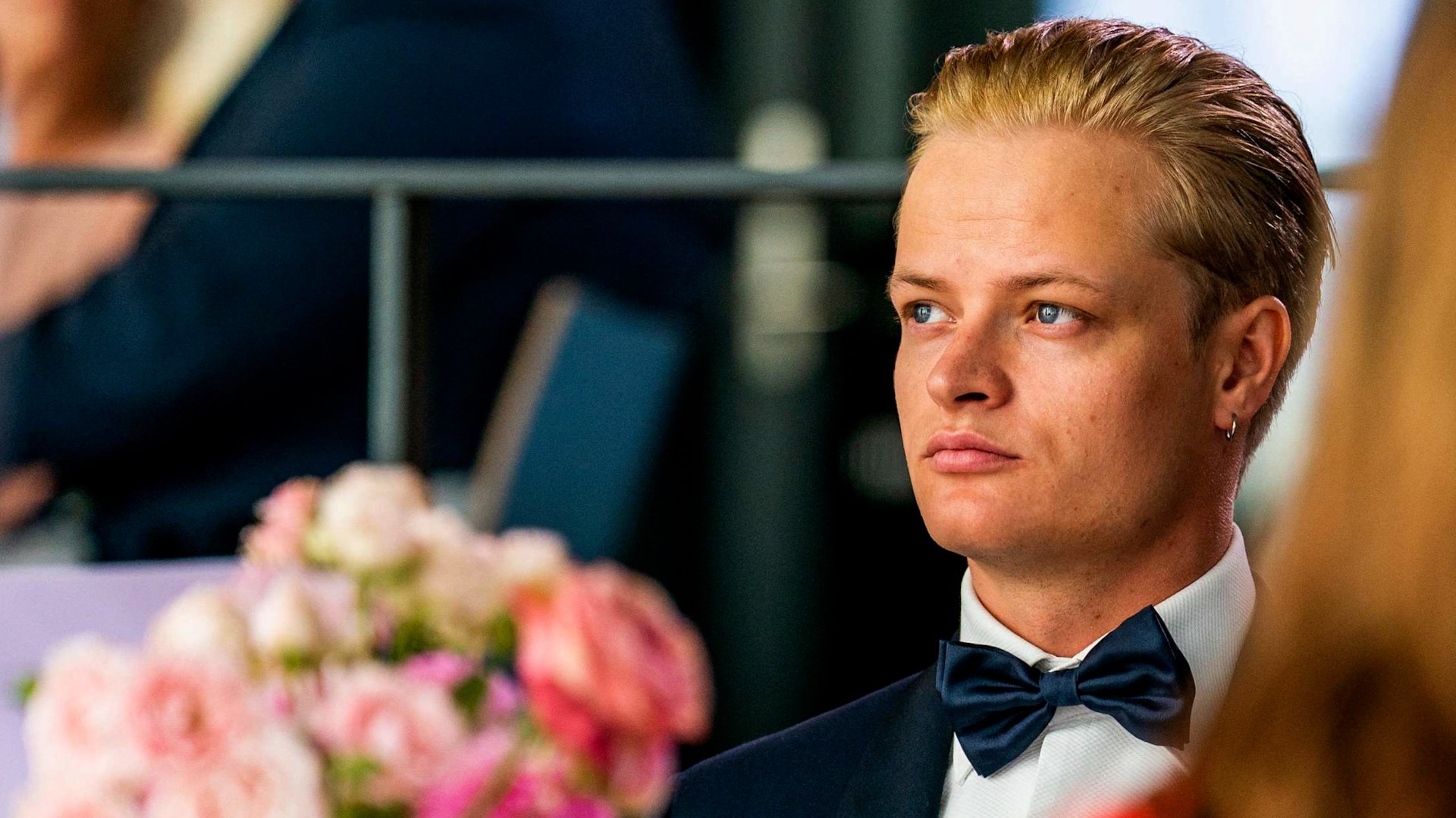 La Casa Real noruega atraviesa el momento m�s cr�tico de su historia reciente tras los �ltimos acontecimientos legales que rodean al entorno de la princesa heredera. La situaci�n ha estallado definitivamente con una nueva detenci�n que ha echado por tierra cualquier intento de contenci�n de da�os por parte de la instituci�n. Seg�n informan las fuentes, se trata de "la semana de pesadilla de la princesa heredera Mette-Marit de Noruega, en plena tormenta medi�tica por las nuevas revelaciones sobre su relaci�n con el financiero, pederasta y traficante de personas Jeffrey Epstein, mucho m�s cercana de lo que se crey� en un principio, y con el juicio de su hijo Marius a punto de comenzar".
El arresto de Marius Borg H�iby se produjo de manera inesperada en la capital del pa�s, agravando una lista de delitos que ya era alarmante para los investigadores. Las autoridades han confirmado que "Marius Borg H�iby, hijo de una relaci�n anterior al matrimonio de Mette-Marit con el pr�ncipe heredero Haakon, fue detenido de nuevo en la noche del domingo en Oslo, apenas dos d�as antes del inicio del juicio. La Polic�a le acusa de agresi�n, amenazas con cuchillo y quebrantamiento de una orden de alejamiento".
Este giro de los acontecimientos ha obligado al sistema judicial a tomar medidas excepcionales para garantizar la seguridad de las v�ctimas y el correcto desarrollo del proceso. De este modo, "el hijo de la princesa pasar� la v�spera de su juicio entre rejas tras aceptar el Tribunal de Oslo la petici�n en que Andreas Kruszewski, abogado de la Polic�a, solicitaba cuatro semanas de prisi�n preventiva -hasta el 2 de marzo- por riesgo de reincidencia".
La gravedad de las nuevas acusaciones se suma a un expediente judicial que ya situaba al joven en una posici�n de extrema vulnerabilidad legal. Las fuentes detallan que "este nuevo incidente complica a�n m�s la situaci�n de Marius, sobre quien ya pesaba un pliego de 38 cargos que inclu�a malos tratos f�sicos y psicol�gicos a ex parejas, as� como posesi�n y consumo de drogas".
La mayor�a de estos incidentes violentos parecen tener un patr�n com�n relacionado con sus v�nculos sentimentales pasados. En concreto, "seg�n el diario noruego VG, las nuevas acusaciones estar�an relacionadas con una ex pareja de Marius conocida como Frogner-kvinnen (la mujer de Frogner). Con respecto a ella, H�iby ya estaba anteriormente acusado de malos tratos f�sicos, amenazas, destrozos de propiedad y vulneraci�n de �rdenes de alejamiento". Estos ataques se habr�an concentrado durante el periodo estival de 2024 en una de las zonas residenciales m�s lujosas de Oslo.
El impacto de este caso va m�s all� de lo puramente judicial, afectando directamente a la imagen de Mette-Marit y a la estabilidad de la dinast�a. Los analistas coinciden en que el caso de Marius, sumado a los v�nculos del pasado de la princesa, ha provocado "la peor crisis sufrida nunca por la actual Casa Real". Con el acusado en prisi�n preventiva hasta el mes de marzo, la monarqu�a se enfrenta ahora a un juicio que ser� retransmitido con lupa por la prensa internacional, poniendo a prueba la capacidad de resistencia de la corona ante el escrutinio p�blico.