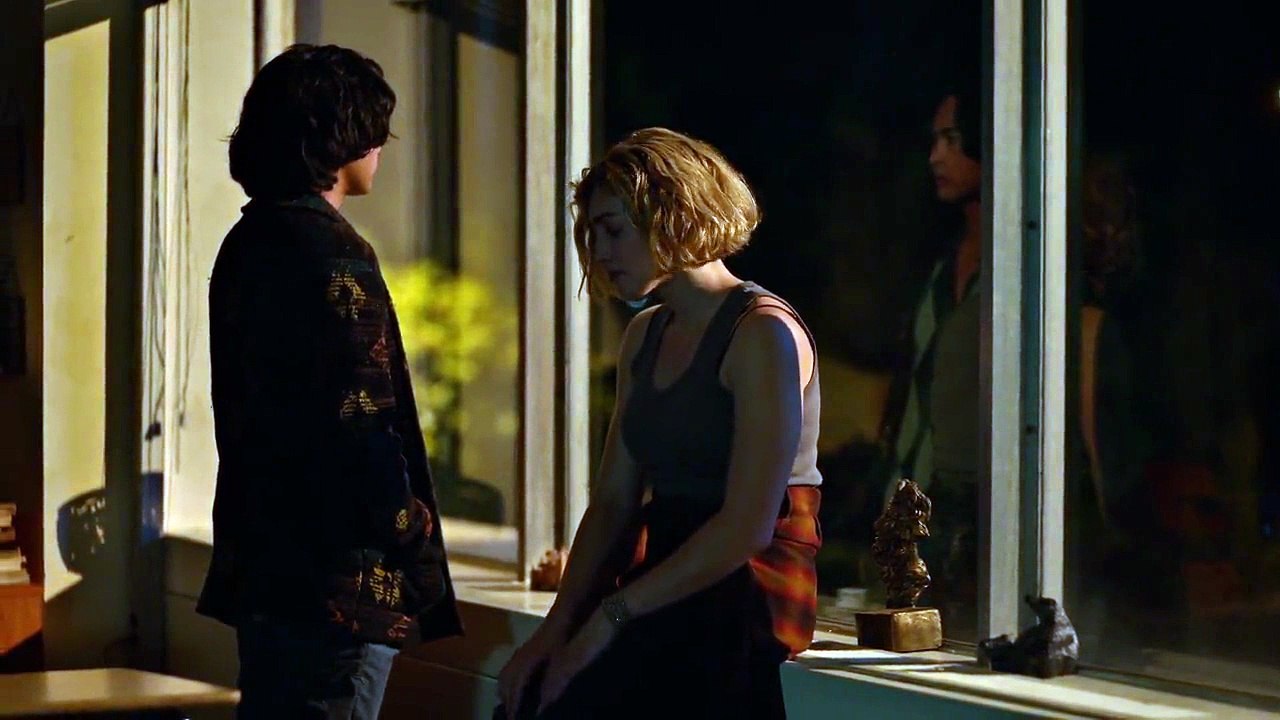 Simon le da la campera a maddie