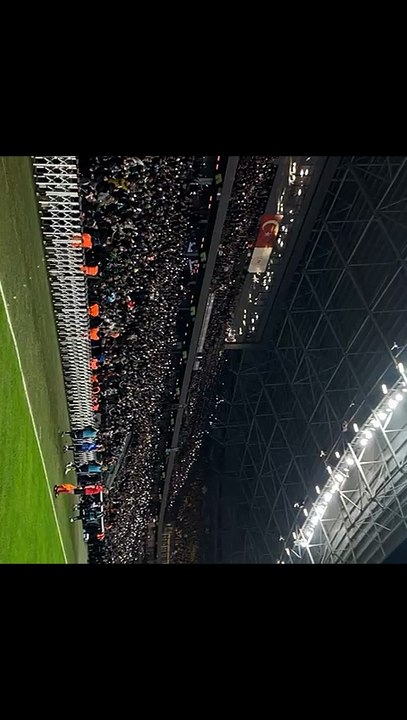 Kocaelispor taraftarları telefon flaşları ile 41.dakika şovu yapıyor