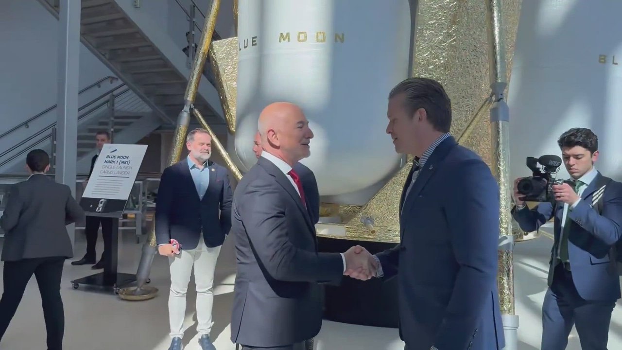 Pete Hegseth Delivers a Heartfelt Message to Cheering Veterans — Jeff Bezos Applauds Alongside