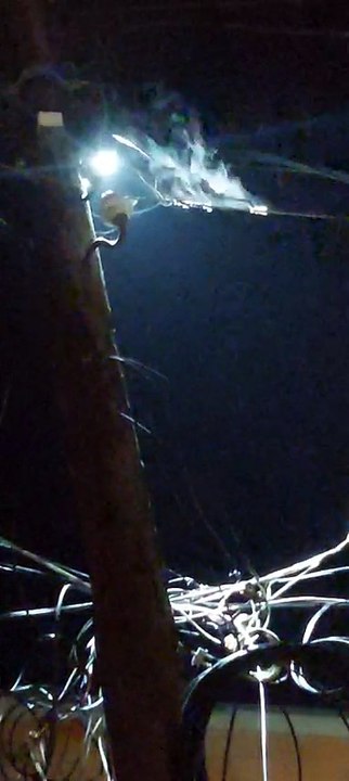 Гори жица на бандера Подгорци Хаос