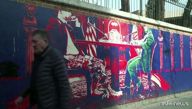 Murales antiamericani sul muro dell'ex ambasciata Usa a Teheran