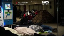 Κάτοικοι του Κιέβου καταφεύγουν σε σταθμούς μετρό καθώς οι ρωσικές αεροπορικές επιδρομές ξαναρχίζουν