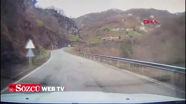 Okul servis minibüsünün otomobille çarpıştığı kaza kamerada