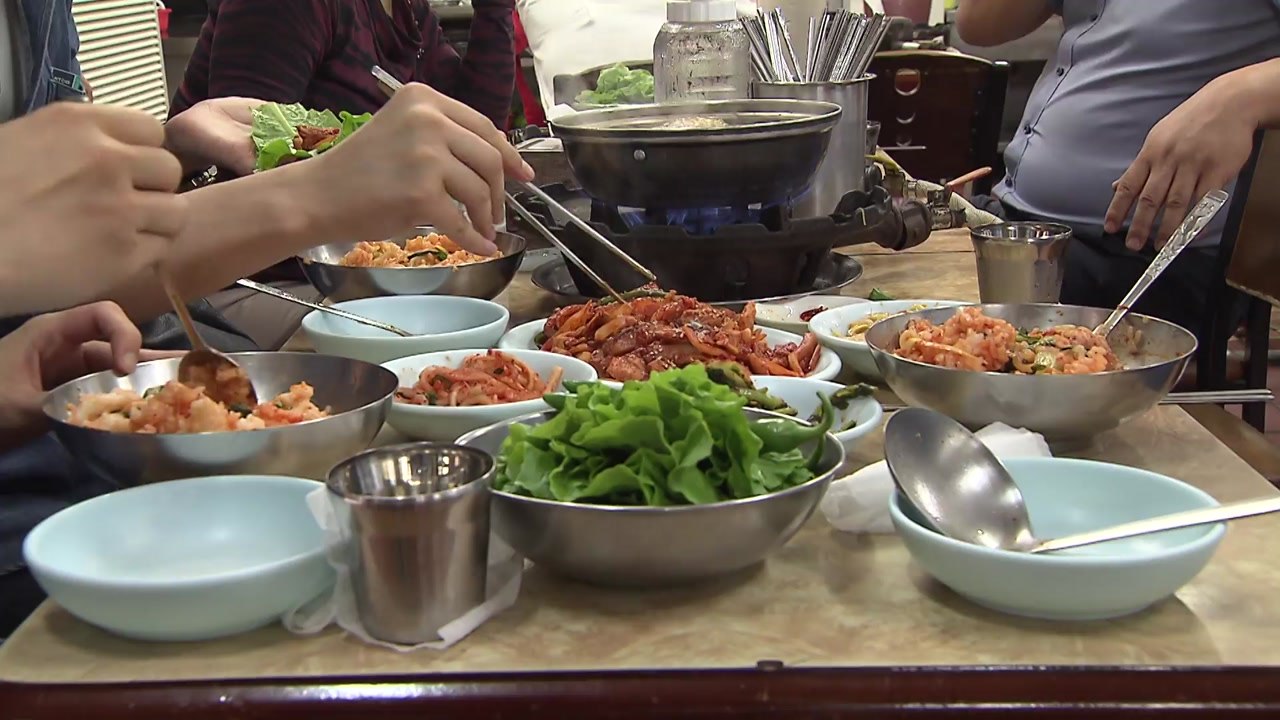 고물가에 위기 맞은 ’반찬 리필’?..."유료화 찬성 40%" [앵커리포트] / YTN