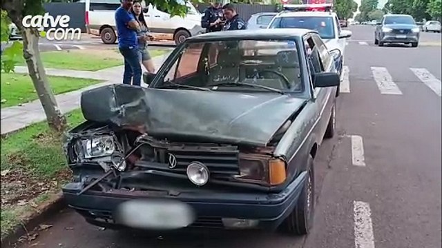 Batida entre três veículos deixa mulher ferida no Centro de Toledo