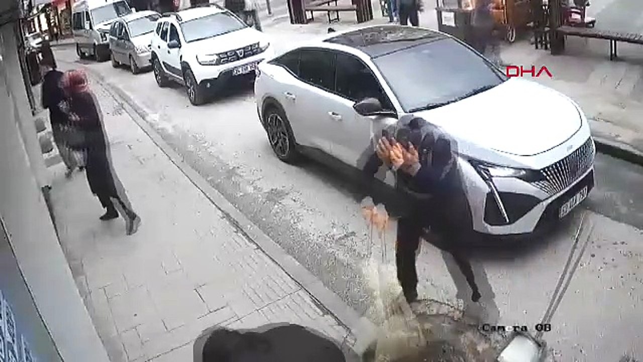 Reklam tabelası şiddetli rüzgarda temizlik işçisinin başına düştü