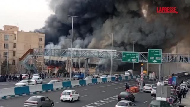 Iran, gigantesco incendio a Teheran: una nube di fumo nero avvolge la capitale