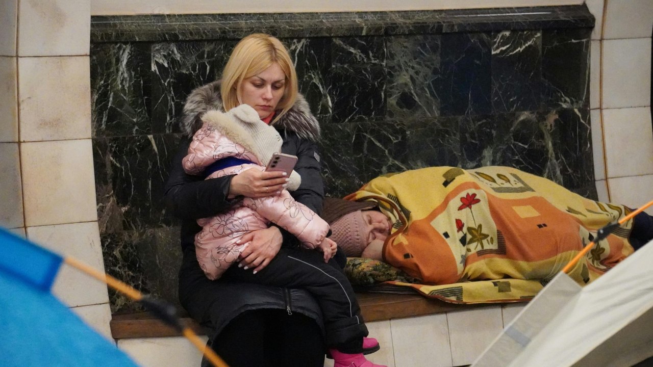 Nächtlicher Beschuss bei –17 Grad – Menschen suchen Schutz in Kyjiws U-Bahn-Stationen